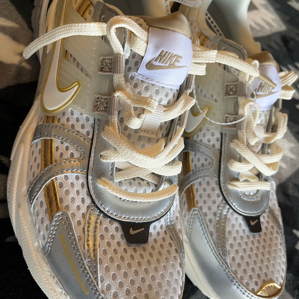 Nike V2K Run
Khaki Metallic Silver (Women's) - Picture 2 of 4